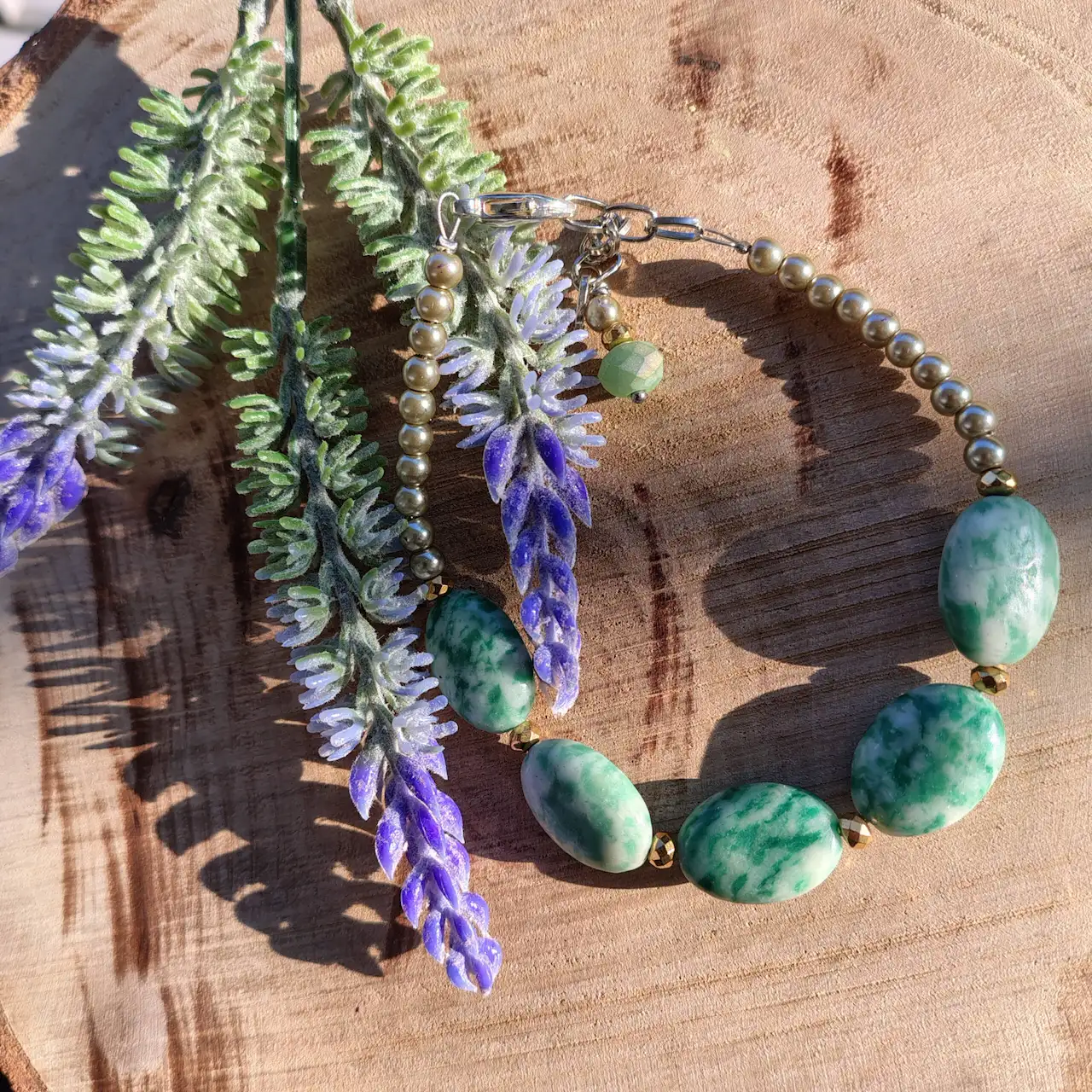 χειροποιητο βραχιολι emerald drift με μεγαλους πρασινους οβαλ λιθους χρυσες χαντρες και κρυσταλλινο στοιχειο The Happy Place