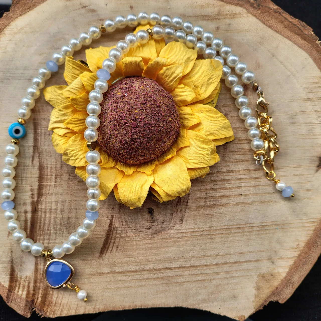 χειροποιητο κολιε pearl veil με λευκες περλες γαλαζιες χαντρες χρυσα στοιχεια μπλε μενταγιον σε σχημα καρδιας και ματακι The Happy Place