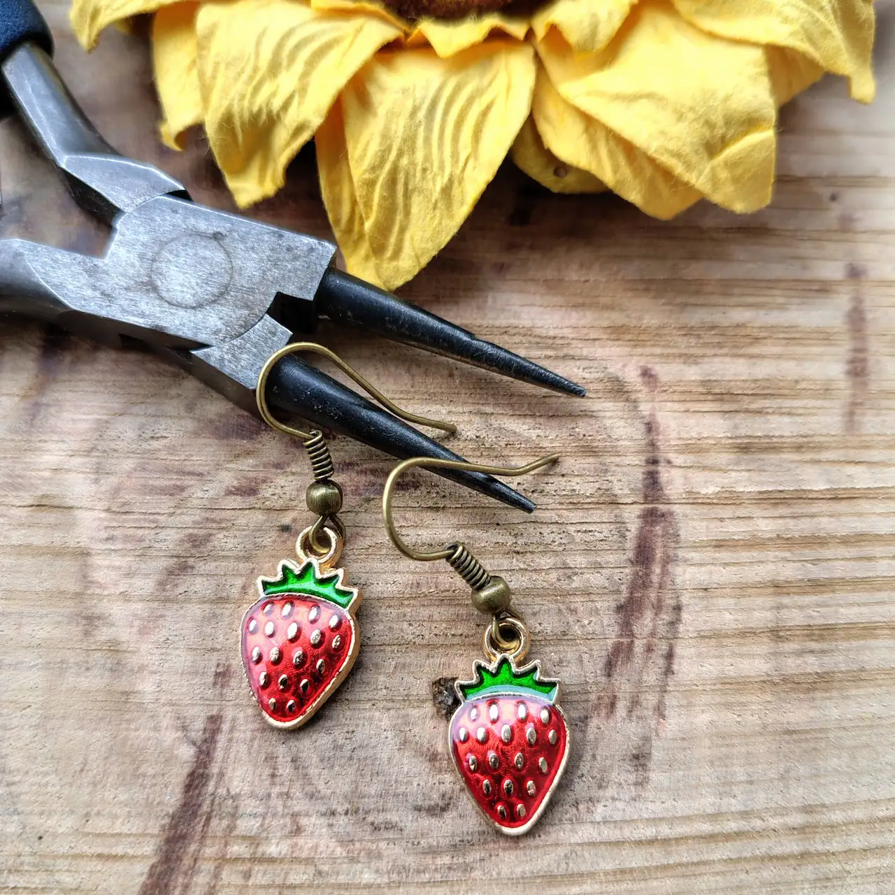 Σκουλαρίκια Berry Cute σκουλαρικια φραουλα berry cute με κοκκινο σμαλτο και μπρουτζινους γαντζους The Happy Place