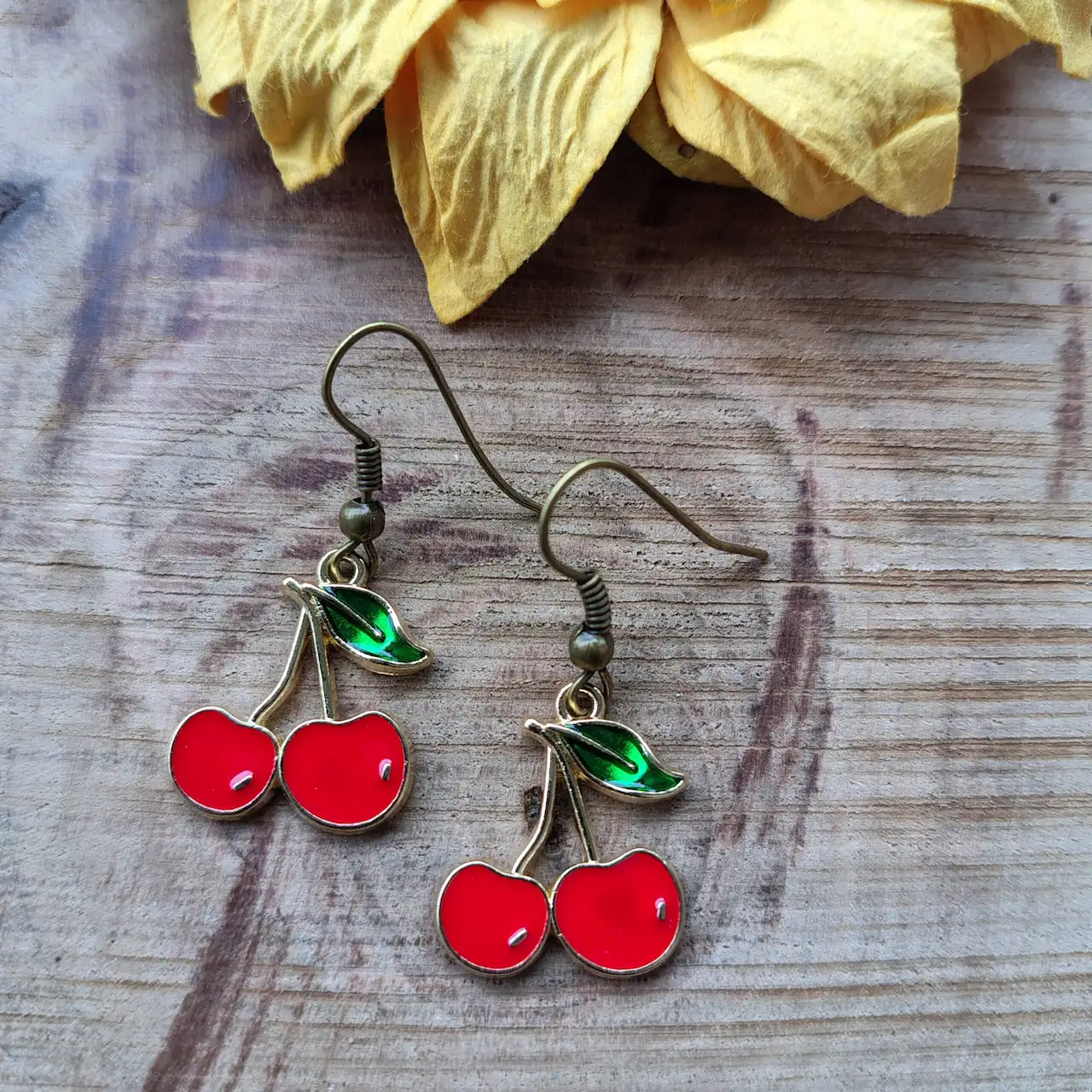 σκουλαρικια κερασι cherry chic με κοκκινο σμαλτο πρασινο φυλλο και μπρουτζινους γαντζους The Happy Place
