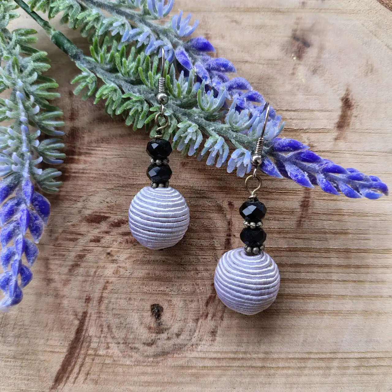 σκουλαρικια lavender mist με αναγλυφες λιλα χαντρες μαυρους κρυσταλλους και ασημι γαντζους The Happy Place