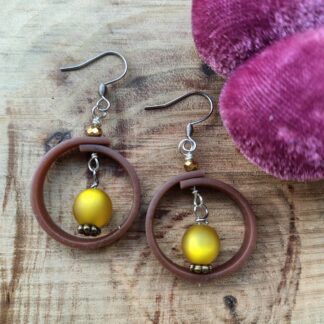 σκουλαρικια-κυκλικα-καουτσουκ-κιτρινη-χαντρα-χειροποιητα-The-Happy-Place