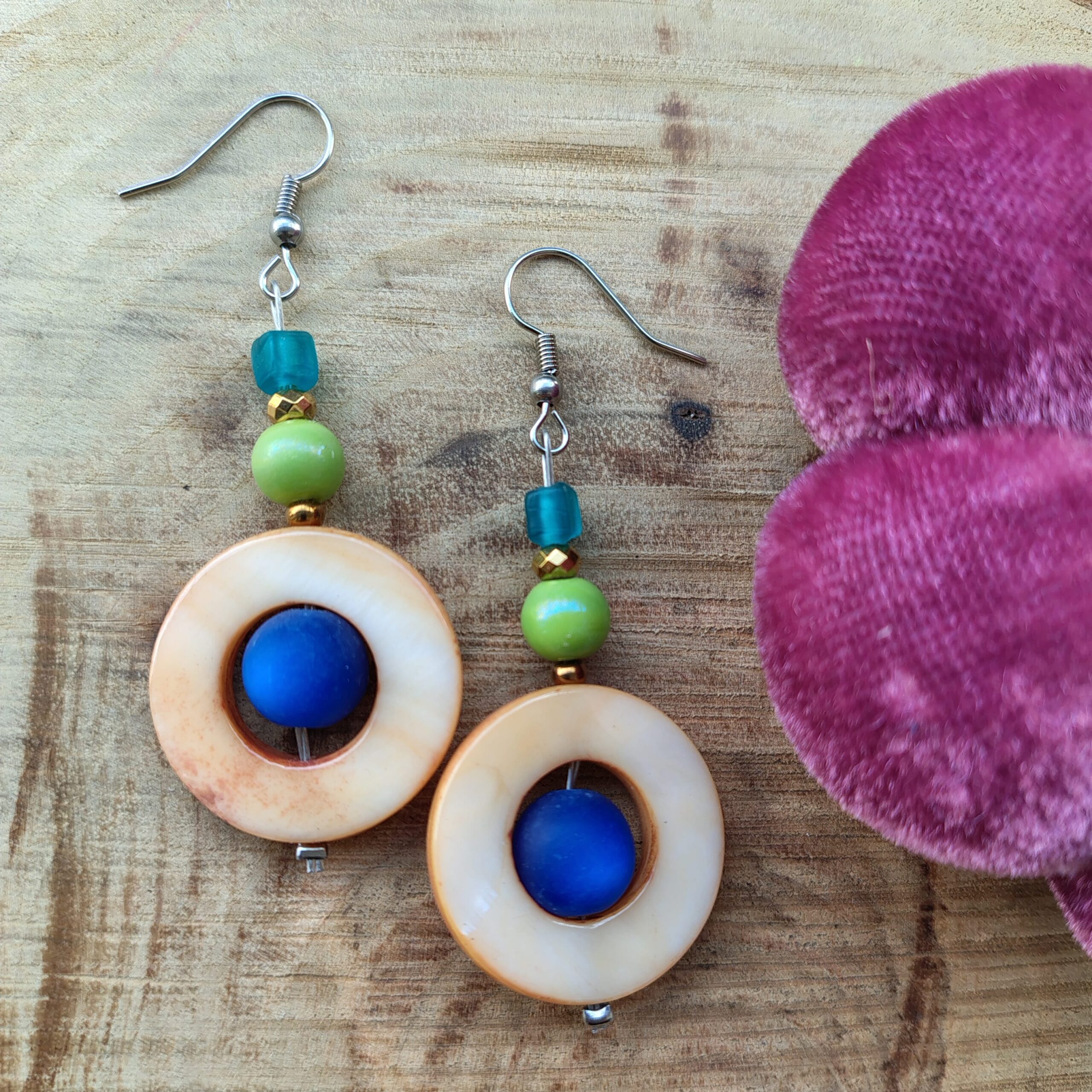 IMG_20251001_113524491_HDR σκουλαρικια-φιλντισι-κυκλικα-γαλαζια-χαντρα-αιματιτης-ατσαλινα-The-Happy-Place