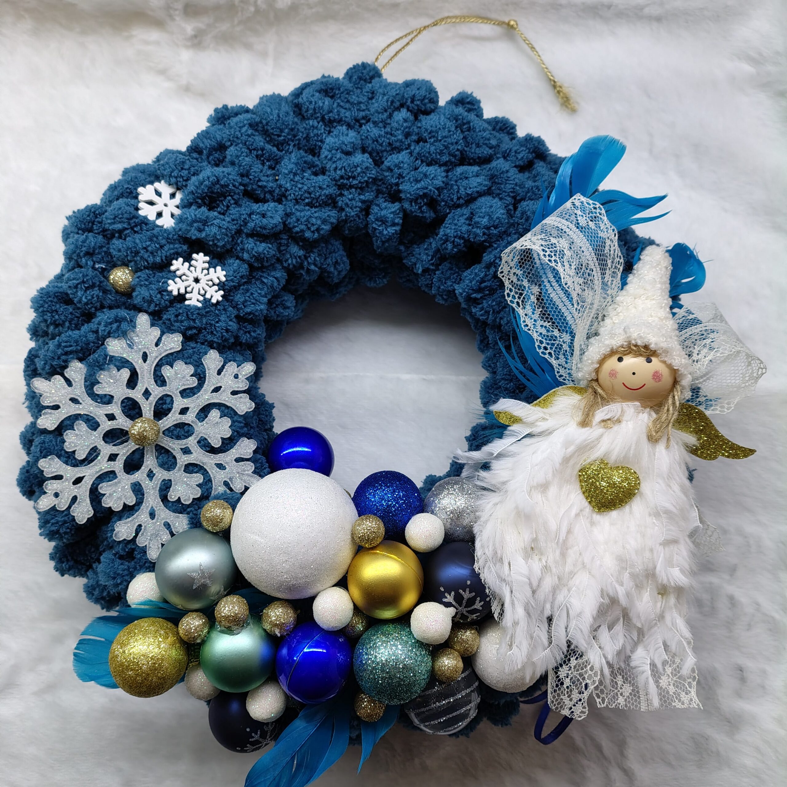 χριστουγεννιατικο-στεφανι-μπλε-πλεκτο-αγγελος-χειροποιητο-The-Happy-Place