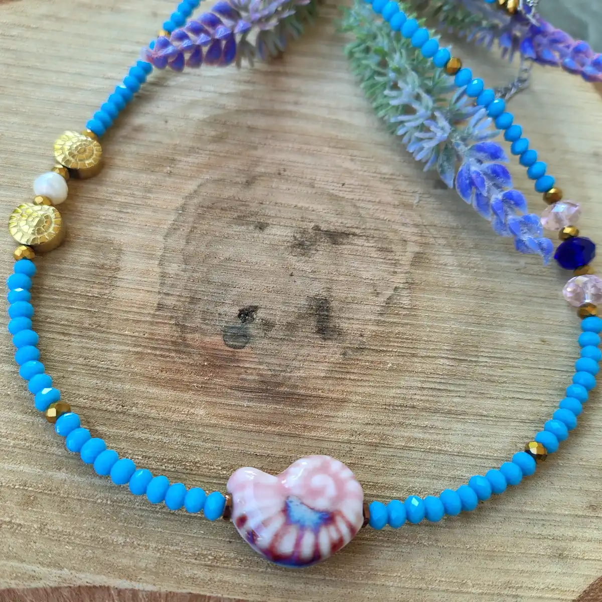 Blue nautilus 2 Χειροποίητο κολιέ με τυρκουάζ χάντρες και ροζ κεραμικό κοχύλι