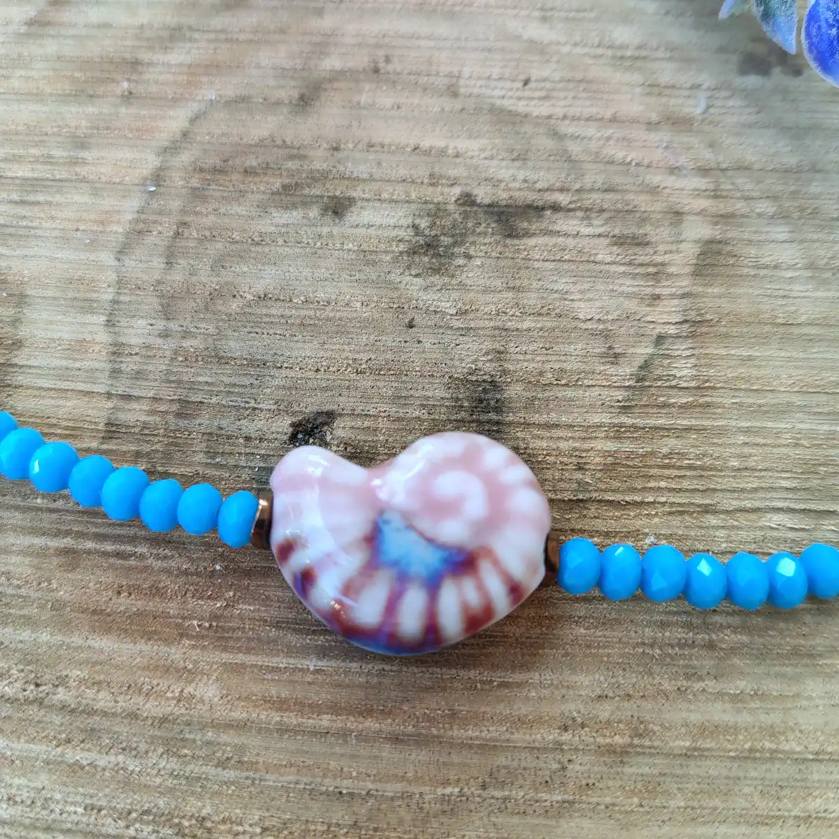 Blue nautilus 4 Χειροποίητο κολιέ με τυρκουάζ χάντρες και ροζ κεραμικό κοχύλι