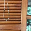 Χειροποίητο κρεμαστό Γαλήνη με λευκές χάντρες και ημιπολύτιμους λίθους
