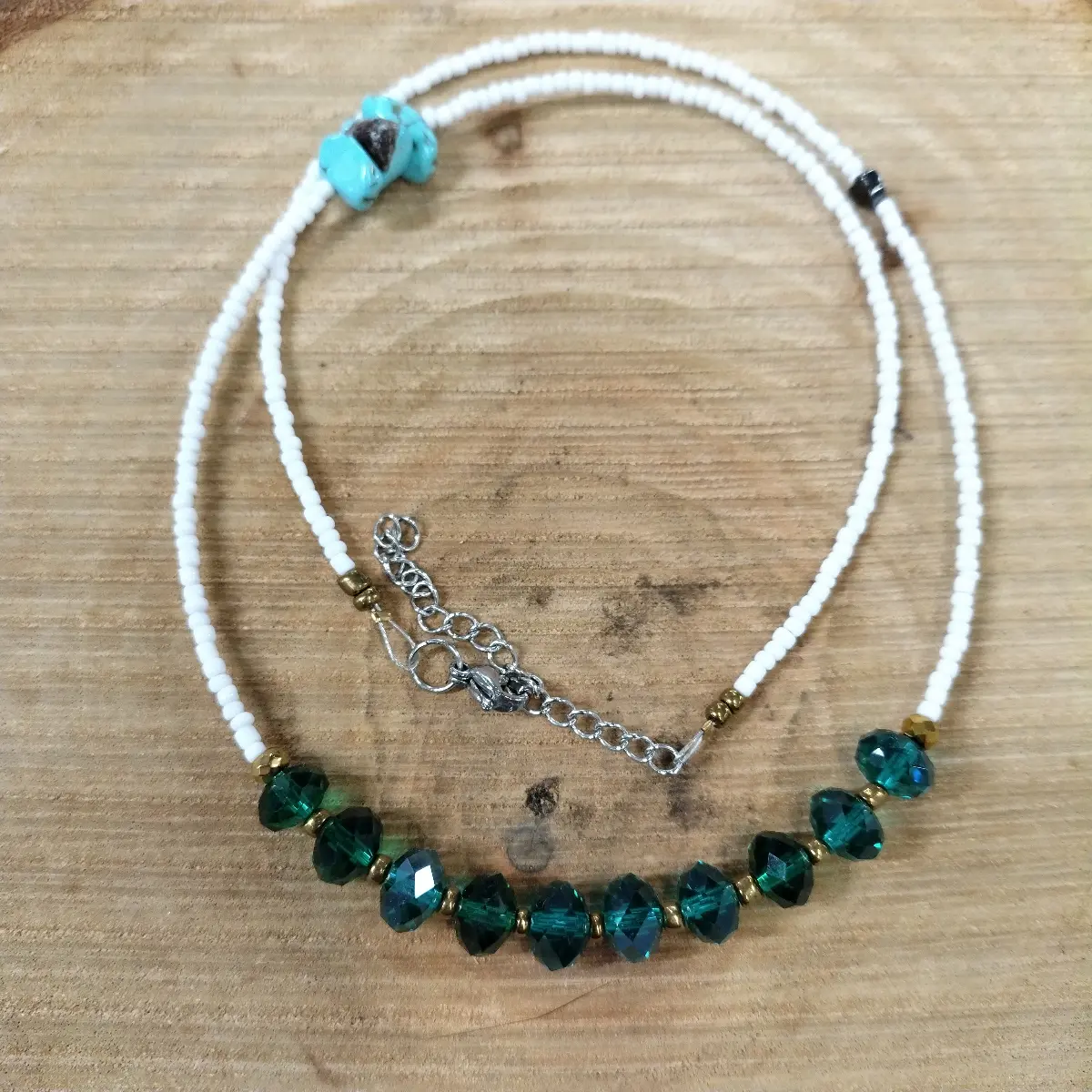 emeralds κολιέ γαλαζοπράσινο με άσπρες χαντρούλες και κρυσταλλάκια